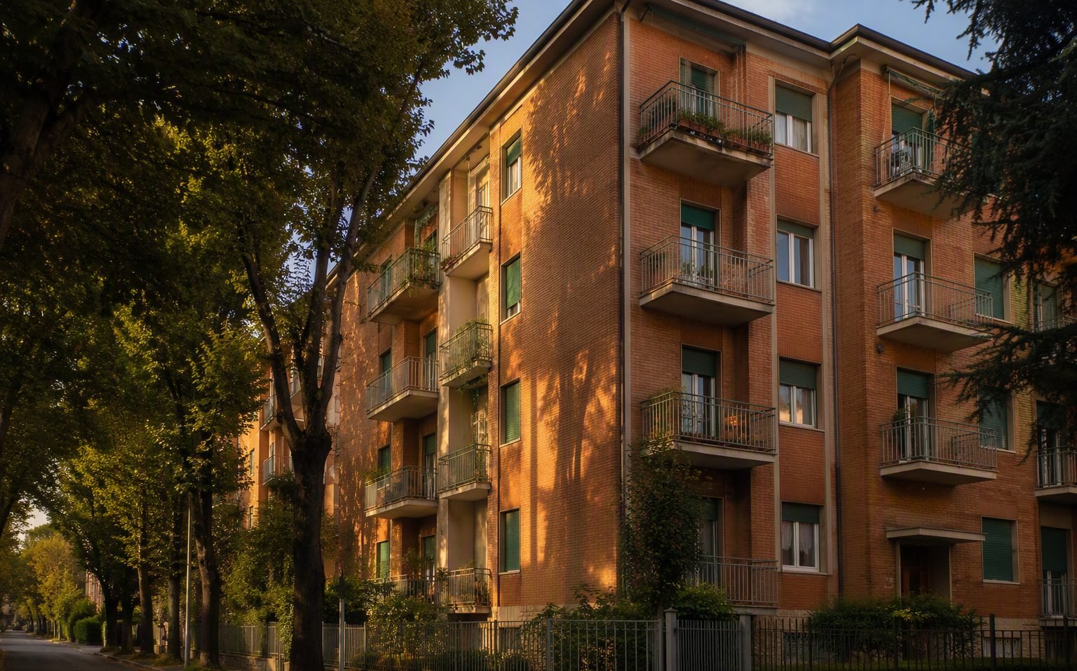 Cantiere di sostituzione vasca con doccia a Monza: posatori al lavoro in un appartamento anni '70